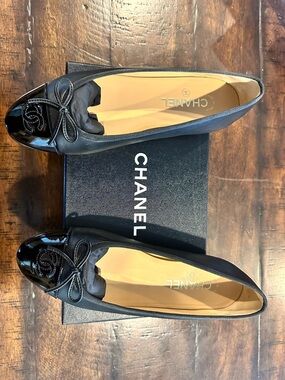 CHANEL Black Leather & Patent Cap-Toe Bow Ballet Flats